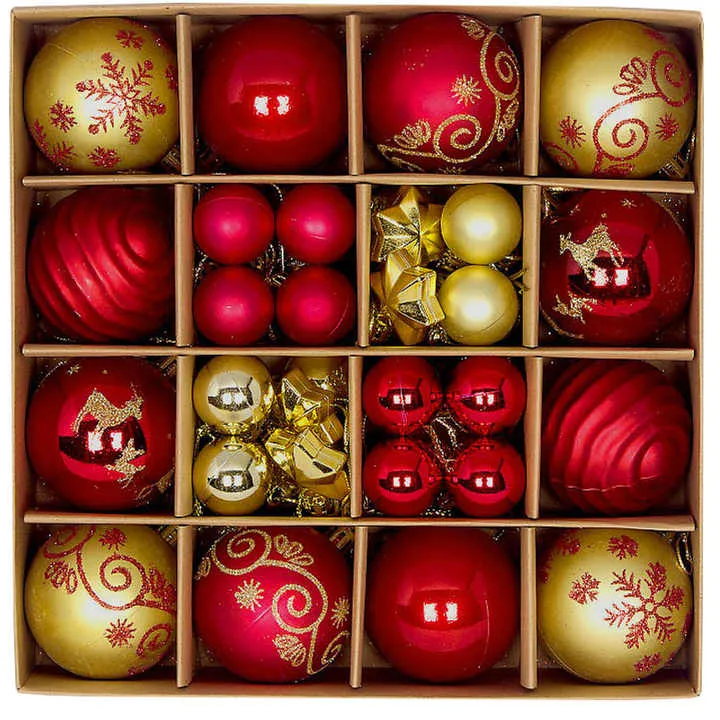 قطعة من زينة شجرة عيد الميلاد ,A piece of Christmas tree ornament